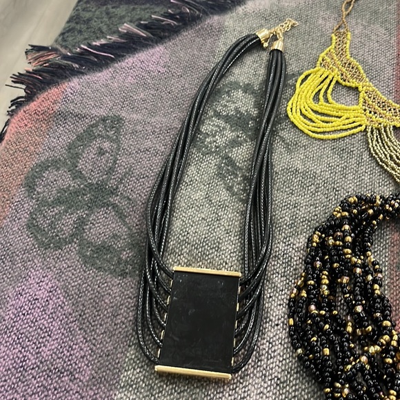 Set of 6 necklaces.  Multi material colours and shapes - Picture 7 of 7